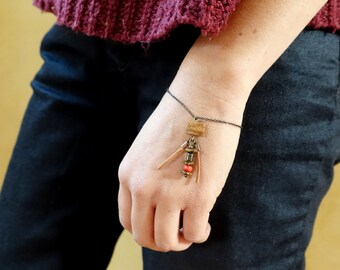 Bracelet à breloque en bois sculpté sur chainette en laiton