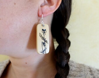 Boucles d'oreilles fleurs de pensée sauvage, pyrogravure sur bois et argent