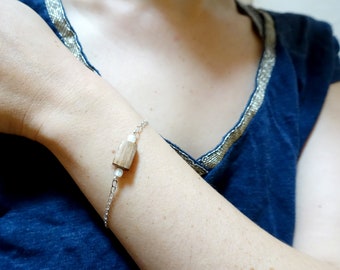 Bracelet discret élégant et naturel avec perle simple en bois