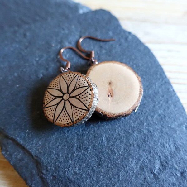 Boucles d'oreilles asymétriques en rondelles de bois à fleurs pyrogravées