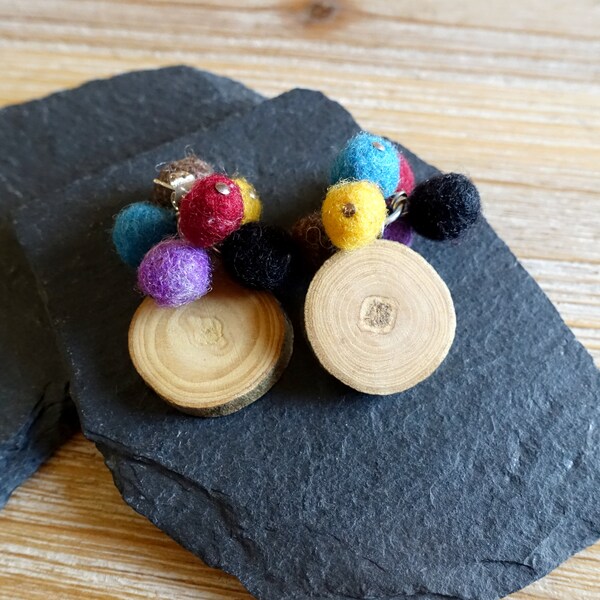 Boucles d'oreilles festives rondelles de bois et perles colorées en laine