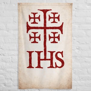 Puede incluir: Bandera rectangular con fondo blanquecino desgastado. Una gran cruz de Jerusalén roja está centrada, con las letras "IHS" debajo. La bandera tiene un aspecto vintage y envejecido, con desgaste visible.