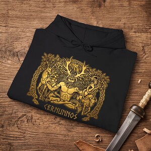 Sudadera con capucha Cernunnos, sudadera celta con nudos del dios cornudo, jersey dorado de arte pagano, regalo para los fans de la mitología y el folclore.