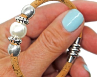 Eco-Friendly Vegan Cork Bracelet: Acrylic Pearl, Metal Beads, Magnetic Clasp
