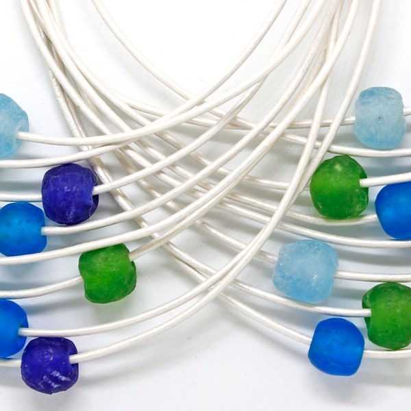 Handgemachte Fair-Trade afrikanischen Meer Glas Halskette in Wahl der Farben | Küsten-Resort-Schmuck | 8 Stränge Leder mit Glasperlen |