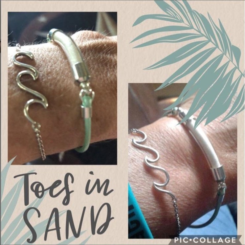 Pode incluir: Duas pulseiras s&atilde;o mostradas. Uma &eacute; um design de onda prateada com uma corrente. A outra &eacute; uma pulseira de couro verde claro com detalhes prateados. O texto "Toes in SAND" est&aacute; na parte inferior da imagem.