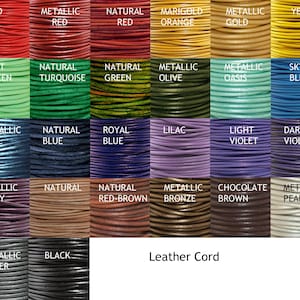 Pode incluir: Uma variedade de cord&otilde;es de couro em v&aacute;rias cores, incluindo vermelho, azul, verde e castanho. A imagem exibe uma tabela de cores com nomes como "Vermelho Met&aacute;lico", "Turquesa Natural" e "Castanho Chocolate". O texto "Leather Cord" tamb&eacute;m &eacute; vis&iacute;vel.