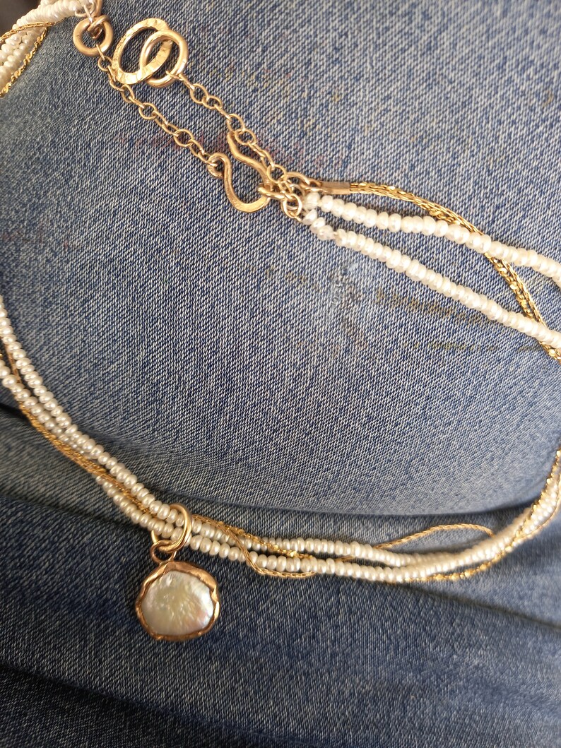 Multistrands white pearls & gold necklace image 9