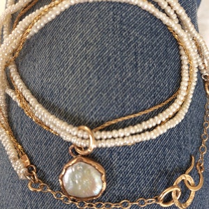 Multistrands white pearls & gold necklace image 3