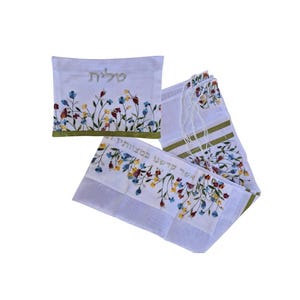 Peut inclure: Châle de prière blanc et sac assorti avec broderies florales bleues, jaunes et rouges. Le sac porte du texte hébreu. Le châle a des rayures vertes et des broderies florales sur les bords. Un article religieux traditionnel.