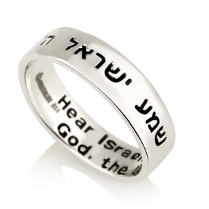 Peut inclure: Une bague en argent avec les mots hébreux "Shema Yisrael" gravés sur le dessus et les mots anglais "Hear O Israel, the Lord our God, the Lord is One" gravés à l'intérieur.