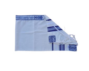 Op de afbeelding: Wit gebedssjaal met blauwe strepen en een blauw patroon. De sjaal heeft Hebreeuwse tekst aan de bovenrand.