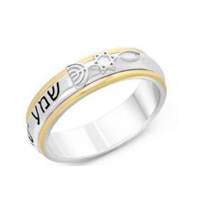 Peut inclure: Une bague bicolore argent et or avec une étoile de David, une menorah et une inscription hébraïque. L'inscription est "Shabbat Shalom".