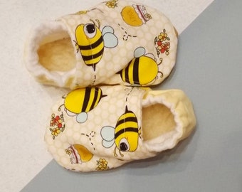 bee baby shoes bee booties bee baby shower gift bumble bee booties baby shoes yellow booties for baby yellow baby shoes baby neutral booties