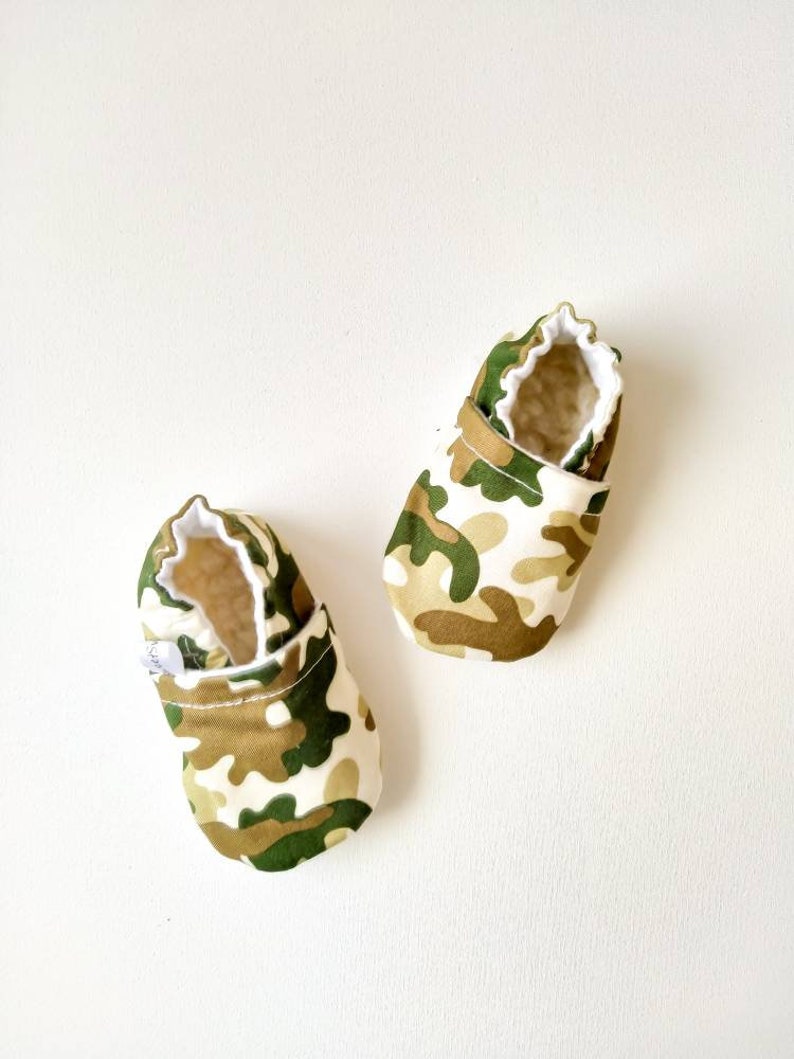 Camouflage baby shoes army baby shoes green baby shoes camouflage baby slippers soft sole baby shoes camo booties gender neutral baby shoes image 2