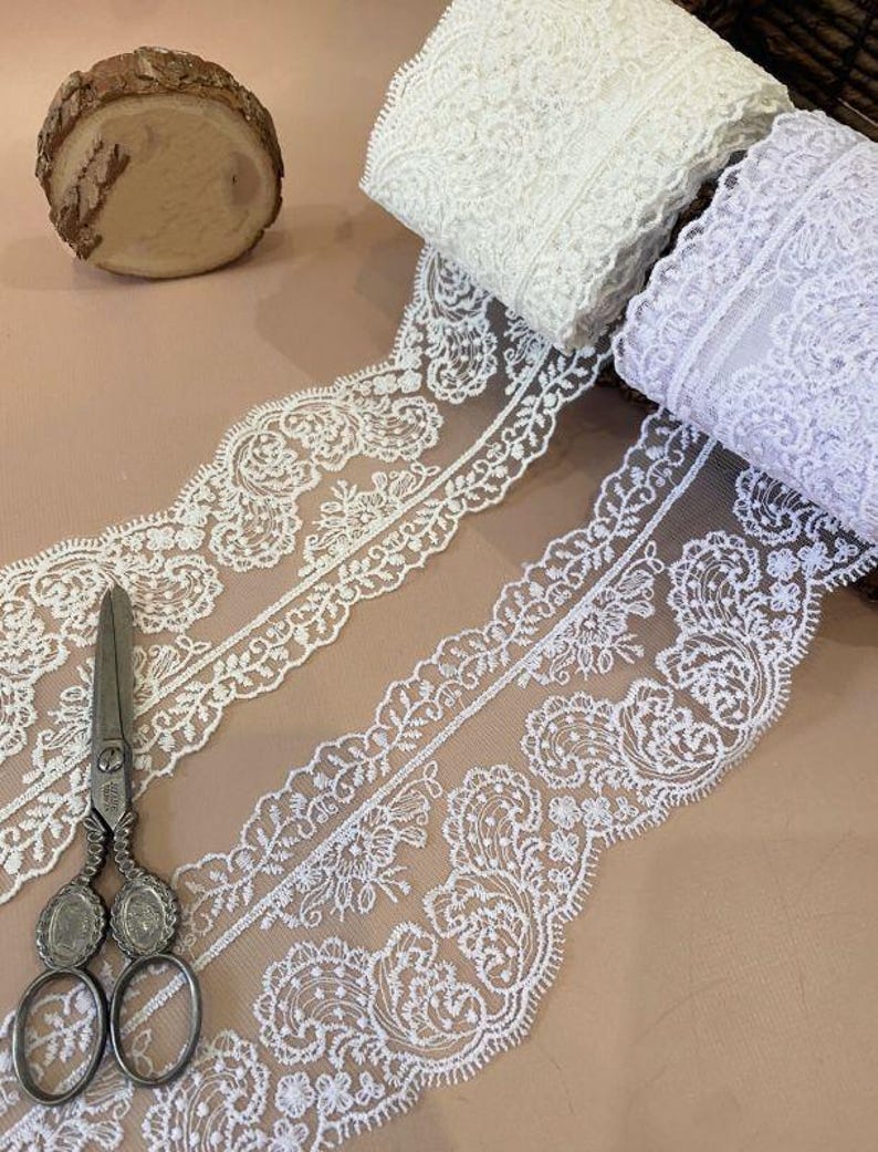 Pu&ograve; includere: Due rotoli di pizzo bianco con un delicato motivo floreale. Il pizzo &egrave; morbido e fluido, perfetto per aggiungere un tocco di eleganza a qualsiasi progetto.