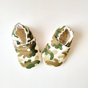 Camouflage baby shoes army baby shoes green baby shoes camouflage baby slippers soft sole baby shoes camo booties gender neutral baby shoes Fabric sole