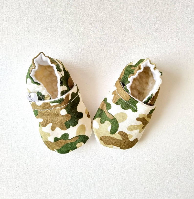 Camouflage baby shoes army baby shoes green baby shoes camouflage baby slippers soft sole baby shoes camo booties gender neutral baby shoes Fabric sole