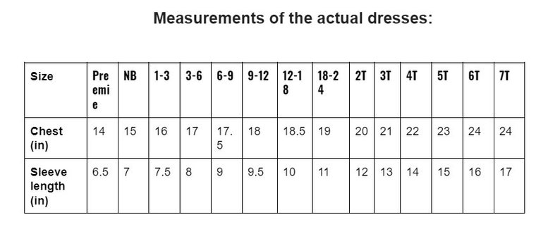 Pu&ograve; includere: Un grafico che mostra le misure in pollici degli abiti per bambini, dalla taglia prematura alla taglia 7T. Il grafico include le misure del torace e della lunghezza della manica.