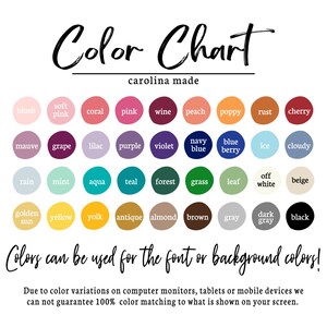 Pu&ograve; includere: Tabella colori con 36 diversi campioni di colore. I colori sono disposti in righe e colonne, con ogni colore etichettato con il suo nome. La tabella &egrave; intitolata "Color Chart" e "carolina made". Il testo "Colors can be used for the font or background colors!" &egrave; sotto la tabella. Il testo "Due to color variations on computer monitors, tablets or mobile devices we can not guarantee 100% color matching to what is shown on your screen." &egrave; in fondo alla tabella.