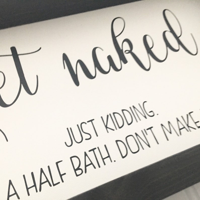 Targa Decorativa In Latta Schnauzer "Get Naked Just Kidding This Is A Half Bath" 20x30 Cm, Arredo Vintage Per Bagno