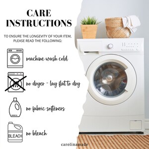 Puede incluir: Instrucciones de cuidado para una prenda: lavar a m&aacute;quina con agua fr&iacute;a, secar en plano, no usar secadora, no usar suavizante, no usar lej&iacute;a. Las instrucciones se muestran junto a una lavadora blanca con una cesta de mimbre marr&oacute;n y una planta en maceta en la parte superior.