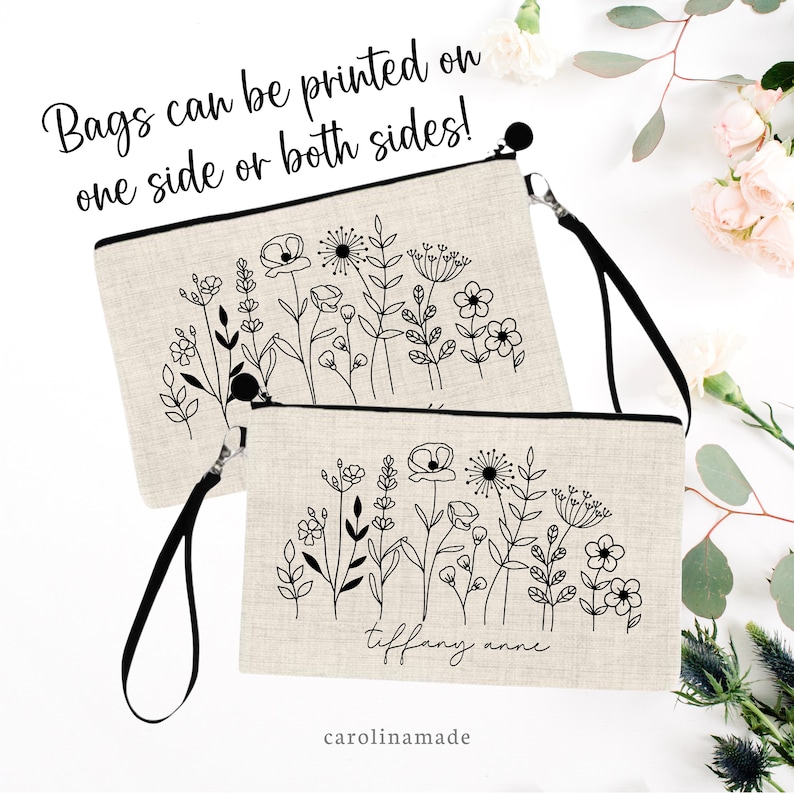 Pu&ograve; includere: Due pochette beige con cerniera e cinturini neri. Le pochette presentano un disegno a linea nera di fiori e vegetazione. La pochette inferiore ha il nome "tiffany anne" scritto in corsivo nero. Il testo "Bags can be printed on one side or both sides!" &egrave; scritto in nero nella parte superiore dell'immagine. Il testo "carolinamade" &egrave; scritto in nero nella parte inferiore dell'immagine.