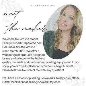 Pu&ograve; includere: Una donna sorride alla telecamera indossando un maglione verde. Il testo "meet the maker" &egrave; in un grande font stilizzato. Il testo sottostante recita "Benvenuti a Carolina Made! Azienda a conduzione familiare situata vicino a Columbia, Carolina del Sud, dal marzo 2015. Offriamo una vasta gamma di prodotti progettati da me e utilizzando solo i materiali di altissima qualit&agrave; e attrezzature di stampa professionali. Nel nostro negozio, puoi trovare decorazioni per pareti, ornamenti, borse e molto altro! Non esitare a contattarmi per qualsiasi domanda! PS! Ho un negozio gemello che vende segnalibri, blocchi per appunti e altri regali! Dai un'occhiata a: Simplybooked.Etsy.com"