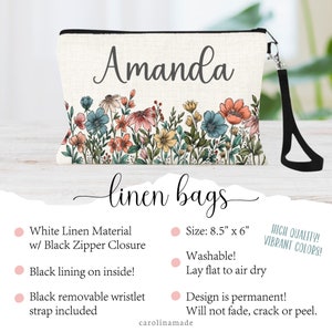 Puede incluir: Una bolsa de maquillaje de lino blanco con cierre de cremallera negro y una correa de mu&ntilde;eca negra. La bolsa presenta un estampado floral con flores rosas, azules, amarillas y verdes. La bolsa est&aacute; personalizada con el nombre "Amanda".