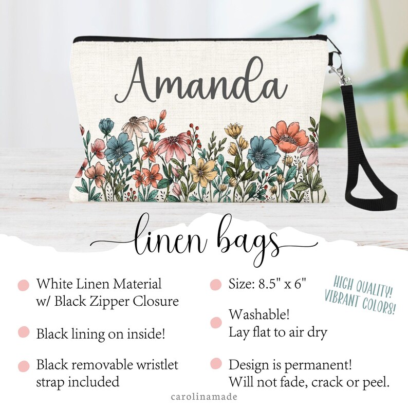 Puede incluir: Una bolsa de maquillaje de lino blanco con cierre de cremallera negro y una correa de mu&ntilde;eca negra. La bolsa presenta un estampado floral con flores rosas, azules, amarillas y verdes. La bolsa est&aacute; personalizada con el nombre "Amanda".