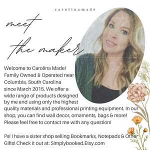 Puede incluir: Una mujer sonr&iacute;e a la c&aacute;mara con un su&eacute;ter verde. El texto "meet the maker" est&aacute; escrito en letra cursiva negra. El texto "Welcome to Carolina Made! Family Owned & Operated near Columbia, South Carolina since March 2015. We offer a wide range of products designed by me and using only the highest quality materials and professional printing equipment. In our shop, you can find wall decor, ornaments, bags & more! Please feel free to contact me with any question! Ps! I have a sister shop selling Bookmarks, Notepads & Other Gifts! Check it out at: Simplybooked.Etsy.com" est&aacute; escrito en negro.