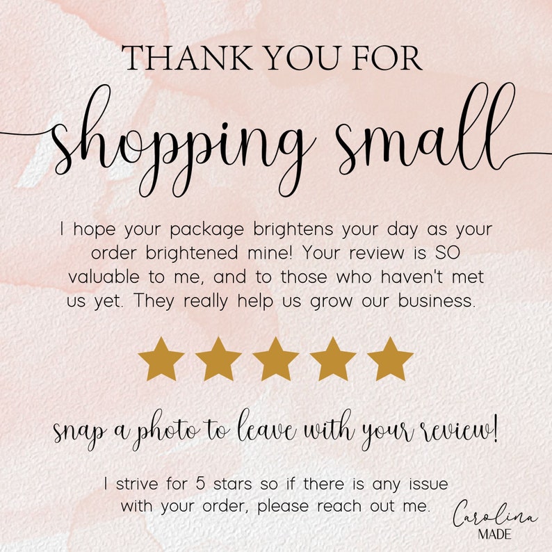 Puede incluir: Gracias por comprar en peque&ntilde;o. Un fondo de acuarela rosa y blanco con un mensaje escrito a mano en negro. El mensaje anima a los clientes a dejar una rese&ntilde;a e incluye cinco estrellas doradas.