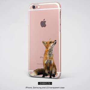 Op de afbeelding: Een roze gouden iPhone-hoesje met een transparante achterkant waarop een rode vos omhoog kijkt. Het hoesje heeft het Apple-logo en de tekst "iPhone" op de achterkant.