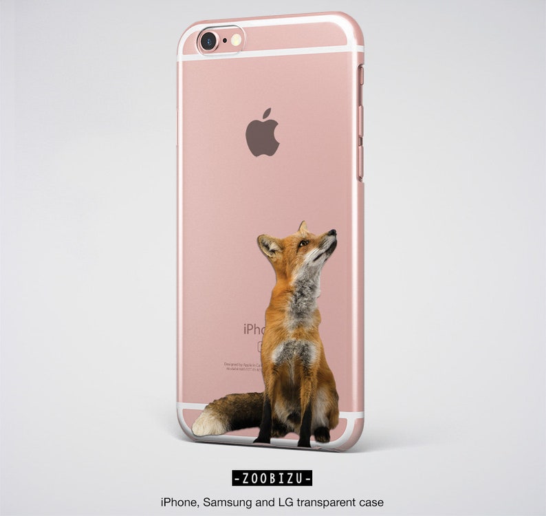 Op de afbeelding: Een roze gouden iPhone-hoesje met een transparante achterkant waarop een rode vos omhoog kijkt. Het hoesje heeft het Apple-logo en de tekst "iPhone" op de achterkant.