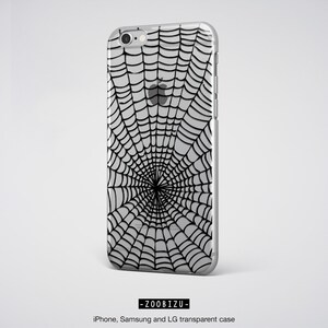 Peut inclure: Une coque de t&eacute;l&eacute;phone transparente avec un motif de toile d'araign&eacute;e noire. La coque est compatible avec les t&eacute;l&eacute;phones iPhone, Samsung et LG.
