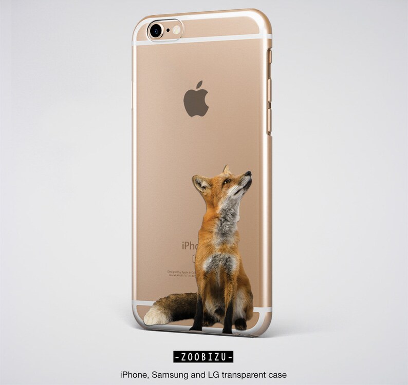 Op de afbeelding: Een gouden iPhone-hoesje met een transparante achterkant waarop een rode vos omhoog kijkt. Het hoesje heeft de tekst "iPhone" op de achterkant.