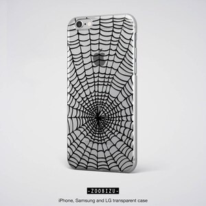 Peut inclure: Une coque de t&eacute;l&eacute;phone transparente avec un motif d'araign&eacute;e noire. La coque est compatible avec les t&eacute;l&eacute;phones iPhone, Samsung et LG.