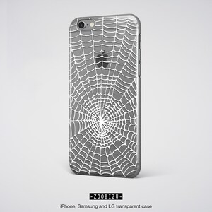 Peut inclure: Une coque de t&eacute;l&eacute;phone transparente avec un motif de toile d'araign&eacute;e blanche. La coque est compatible avec les t&eacute;l&eacute;phones iPhone, Samsung et LG.