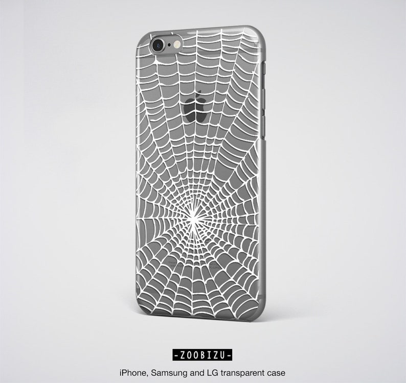 Peut inclure: Une coque de t&eacute;l&eacute;phone transparente avec un motif de toile d'araign&eacute;e blanche. La coque est compatible avec les t&eacute;l&eacute;phones iPhone, Samsung et LG.