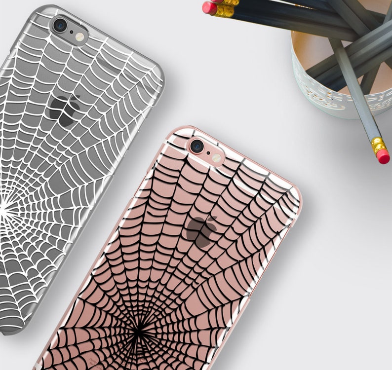 Peut inclure: Deux coques de t&eacute;l&eacute;phone iPhone avec un motif de toile d'araign&eacute;e. Une coque est transparente avec une toile d'araign&eacute;e blanche, et l'autre coque est transparente avec une toile d'araign&eacute;e noire.