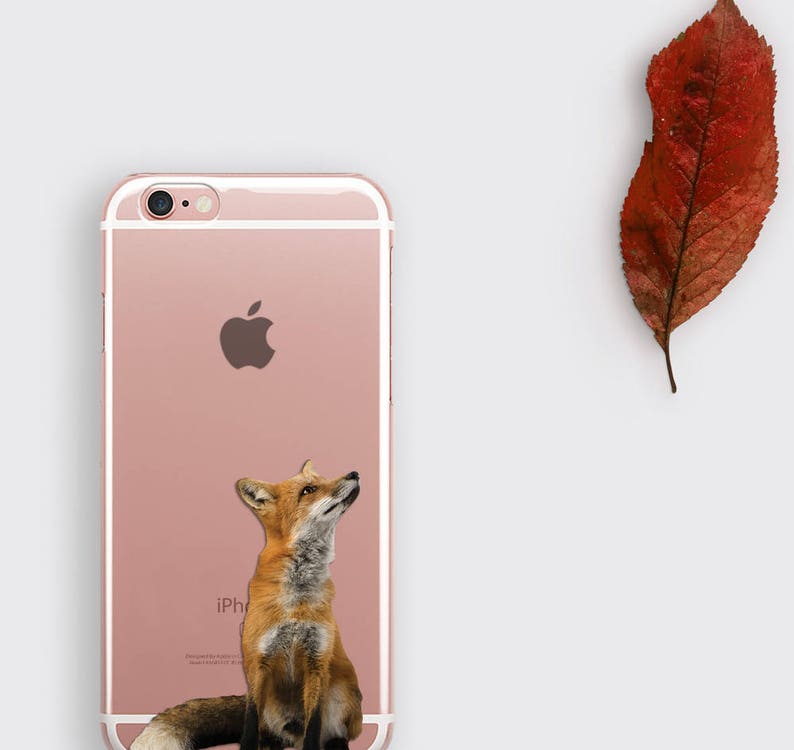 Op de afbeelding: Een roze gouden iPhone-hoesje met een witte rand en een vos-afbeelding. De vos kijkt omhoog en heeft een bruine en witte vacht.