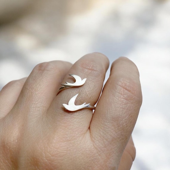 Ver en Etsy: Adjustable Swallow Ring in 925 Sterling Silver, Handmade Bird Ring, Minimalist Symbolic Jewelry Adjustable Swallow Ring in 925 Sterling Silver, Handmade Bird Ring, Minimalist Symbolic Jewelry