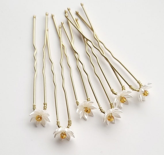 Wedding hair pins  bridal hair pins, special occasion, Small and delicate pearl seashell daisy flower hair pins. Hair assessories, cute pins