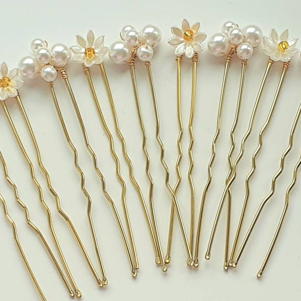Wedding hair pins  bridal hair pins, special occasion, Small and delicate pearl seashell daisy flower hair pins. Hair assessories, cute pins