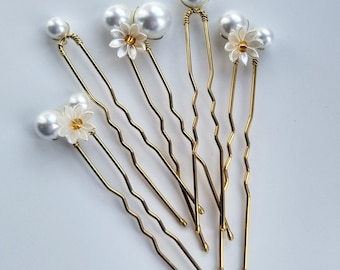 Wedding hair pins  bridal hair pins, special occasion, Small and delicate pearl seashell daisy flower hair pins. Hair assessories, cute pins
