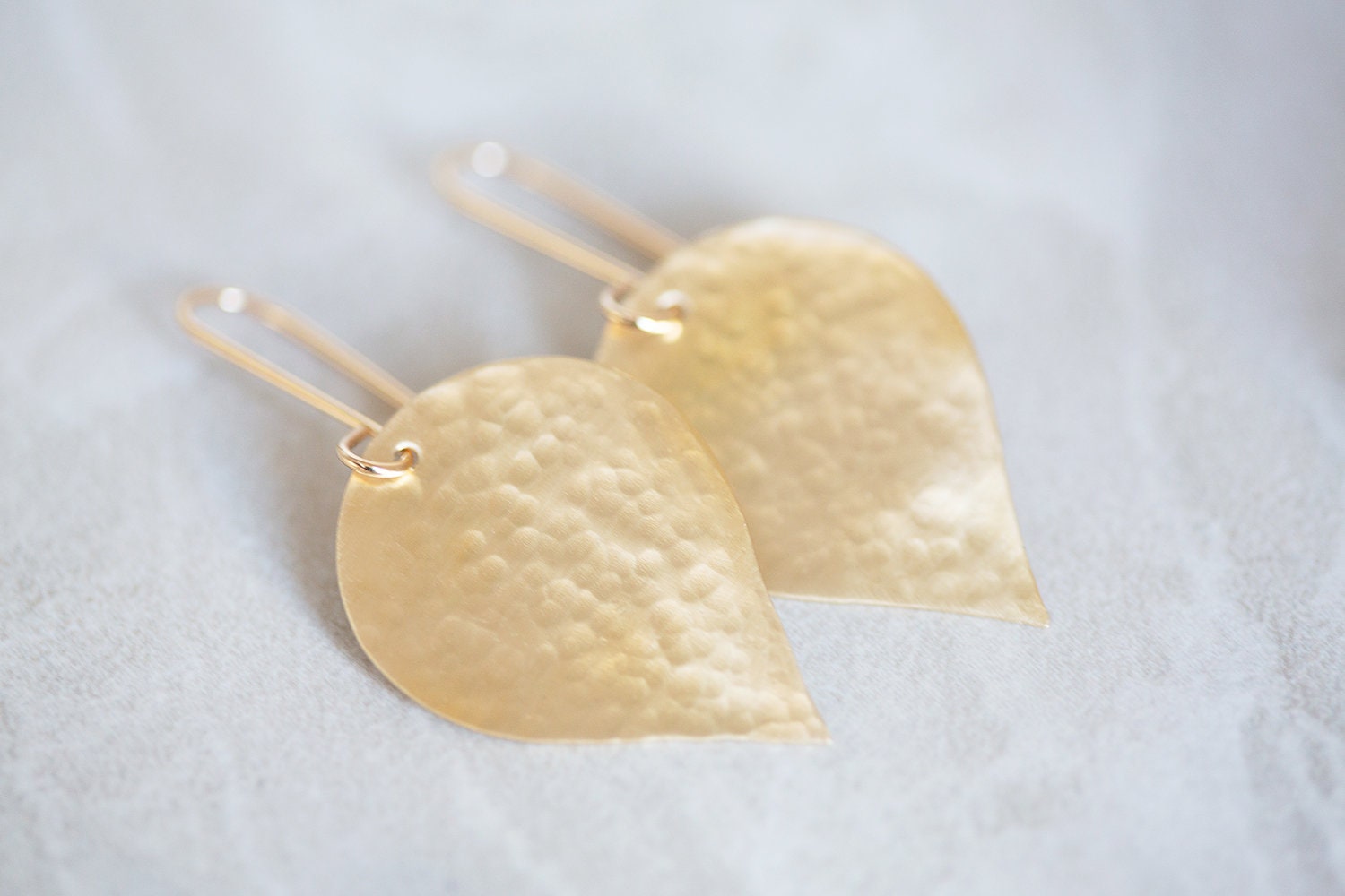 Pendientes de hoja de oro, pendientes de latón martillado, pendientes de oro martillado, pendientes de satén dorado, colgantes de hoja orgánica y pera y relleno de oro de 14 quilates
