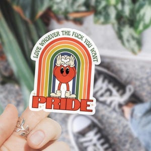 Ama a quien quieras, calcomanía retro de orgullo LGBTQ, vinilo arcoíris para portátil, botella de agua, parachoques, regalo gay divertido para pareja