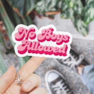 Pegatina de vinilo con texto "No Boys Allowed", fuente de burbujas rosas, calcomanía del mes del orgullo LGBTQ, regalo feminista queer, visibilidad lésbica, estética linda, arte para laptop