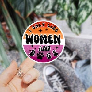 Lustiger Lesben Aufkleber LGBTQ Pride Geschenk Ich mag nur Frauen und Hunde Vinyl Aufkleber Sapphic Humor Wasserflasche Laptop Auto Zubehör Kunst
