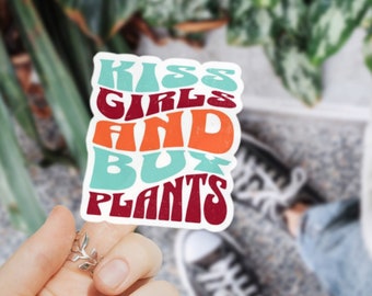 Pegatinas divertidas para lesbianas: chicas besándose y plantas. Decoración para portátil, botella de agua, regalo del Mes del Orgullo LGBTQ para amigos queer y amantes de las plantas.